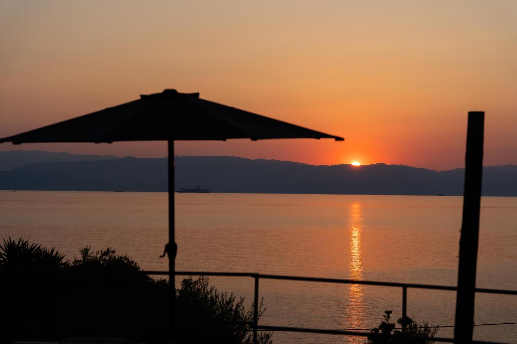 Antares Boutique Guesthouse Perama  Dış mekan fotoğraf